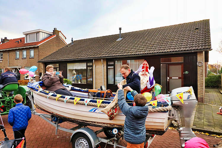 Aankomst van de Sint en zijn Zwarte Pieten in Waarder_025